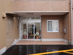 入口と窓のある建物正面