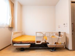 居室のベッドとカーテン