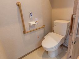 手すり付きトイレの内観