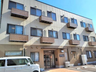 明るい日差しの外観