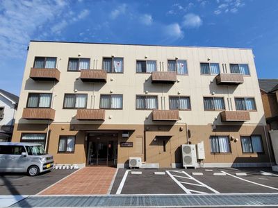 明るい日差しの建物外観
