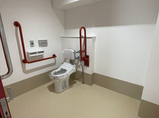 バリアフリーのトイレ空間