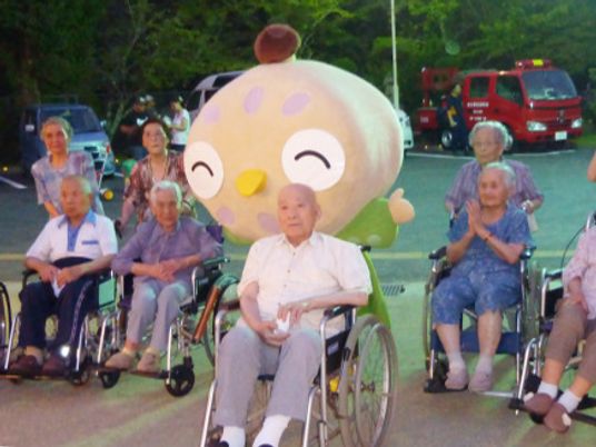 車椅子の高齢者とキャラクター