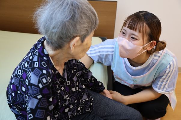 スタッフと入居者の交流の様子
