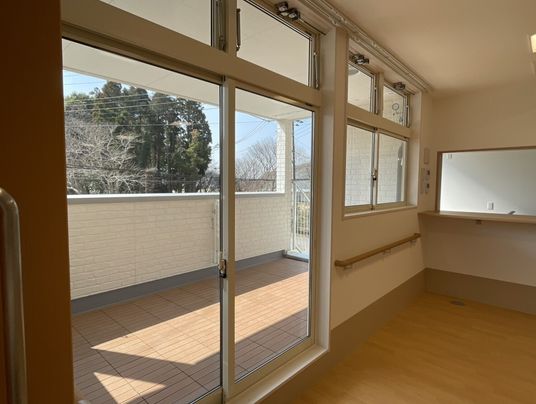日差し入るバルコニー付き居室