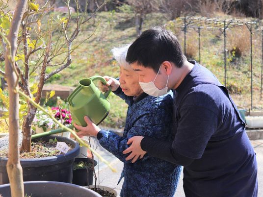 園芸活動を楽しむ高齢者