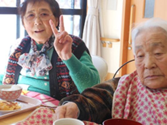 明るい食事の場面