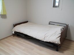 シンプルな居室のベッド