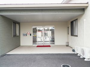 明るいエントランスの外観