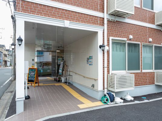 入口と外観の様子