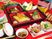 彩り豊かな料理の並ぶ食卓