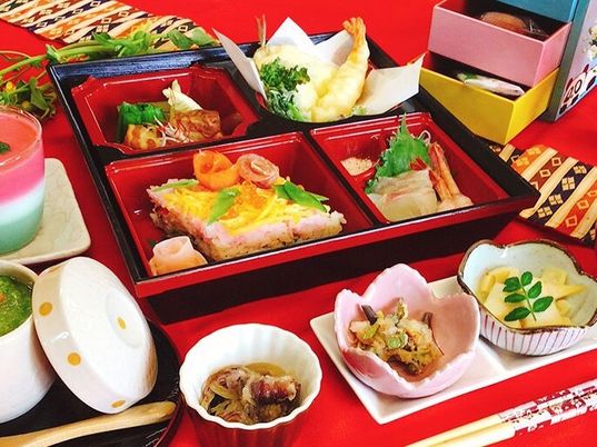 彩り豊かな料理の並ぶ食卓