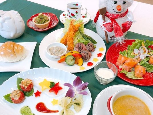 カラフルな料理の食堂