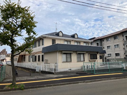 白壁の建物と木々の外観