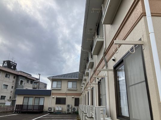 建物外観と駐車場