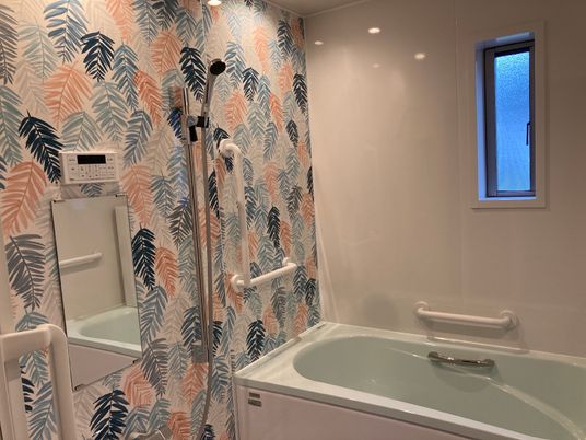 明るい清潔な浴室