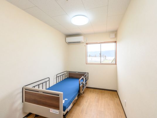 明るい個室の居室