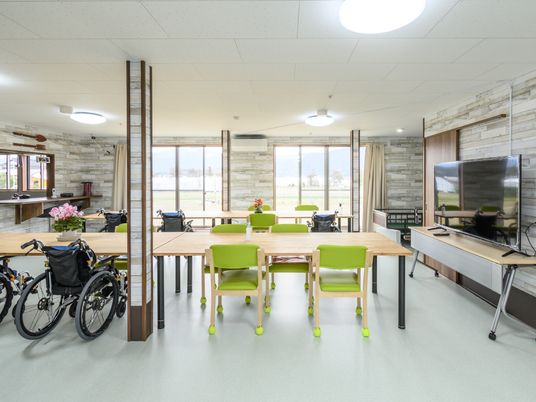 座席のある明るい共有スペース