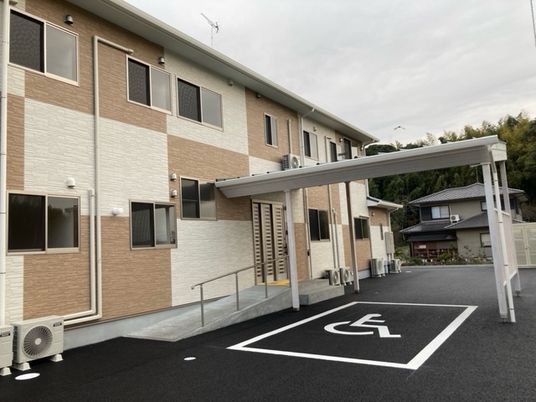 建物外観の明るいビュー