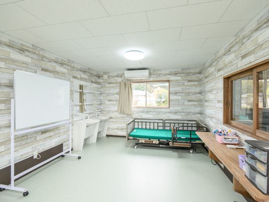 機能訓練器具と訓練台の部屋