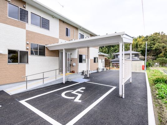 車椅子マークのついた駐車場