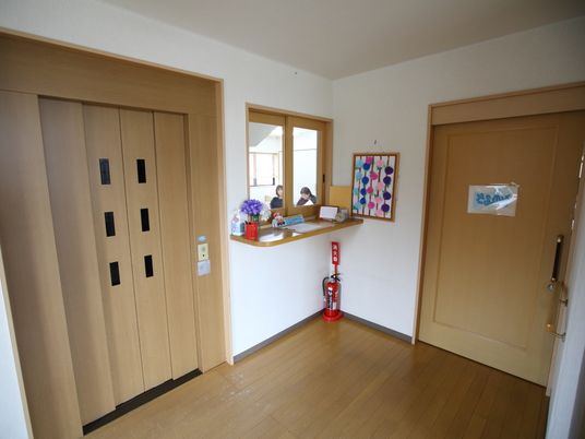 エントランスの明るい空間