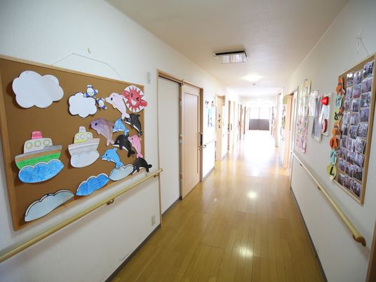 廊下の掲示物と装飾