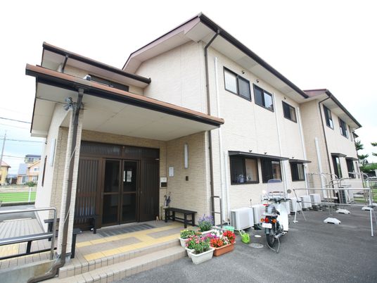 明るい外観の建物エントランス