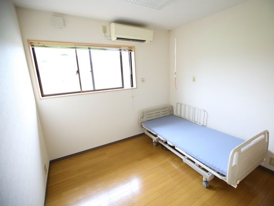 明るい病室のシングルベッド