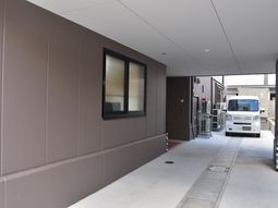 清潔感ある施設エントランス