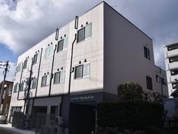 現代的な外観の建物