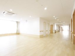 明るい廊下の空間