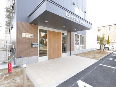 清潔感ある建物のエントランス