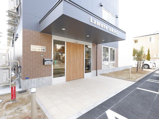 清潔感ある建物のエントランス