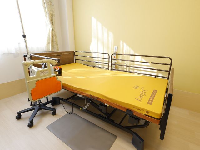 快適な印象の居室ベッド 居室 広々とした居室には、便利な機能を備えたベッドが配置され、ゆったりとくつろげる空間が整っています。