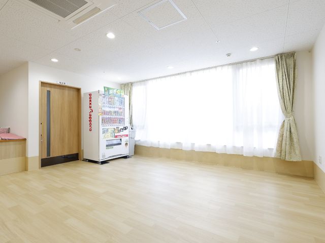 休憩スペースの自動販売機 共有スペース 清潔感あふれる休憩室には、スタッフや来訪者の癒しの一時を提供する自動販売機が設置されています。明るく開放的な窓辺で、ひとときの休息をお楽しみいただけます。
