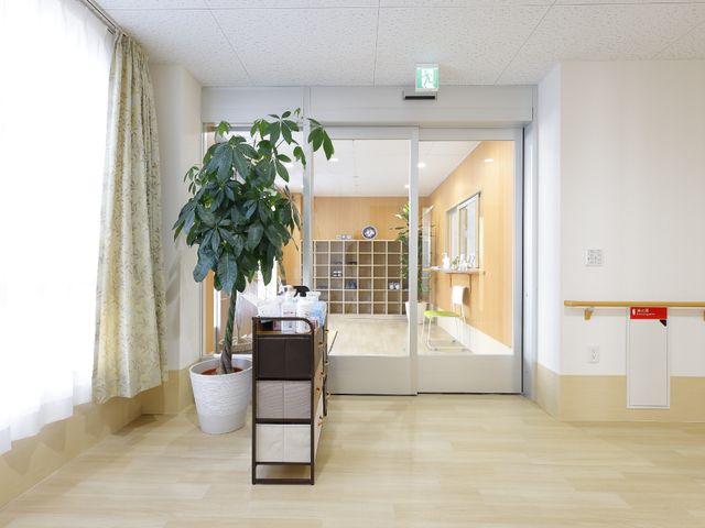 清潔な廊下と洗面台 玄関 開放感ある廊下は清潔感溢れる設計で、左手には便利な洗面台が備わっており、安全に配慮した手すりも完備しています。