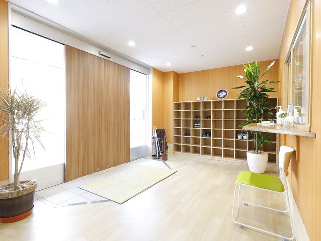 明るいエントランス風景 玄関 開放的なエントランスは訪れる人々を温かく迎え入れ、快適な第一歩を提供します。日当たりが良く、靴箱が整然と配された清潔感のある空間です。