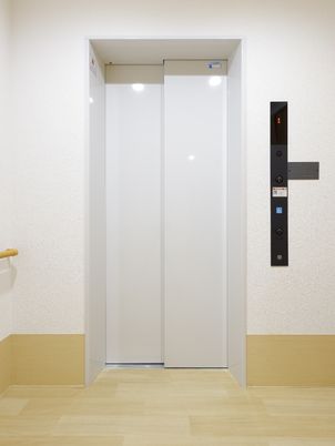 清潔なエレベーターの内観