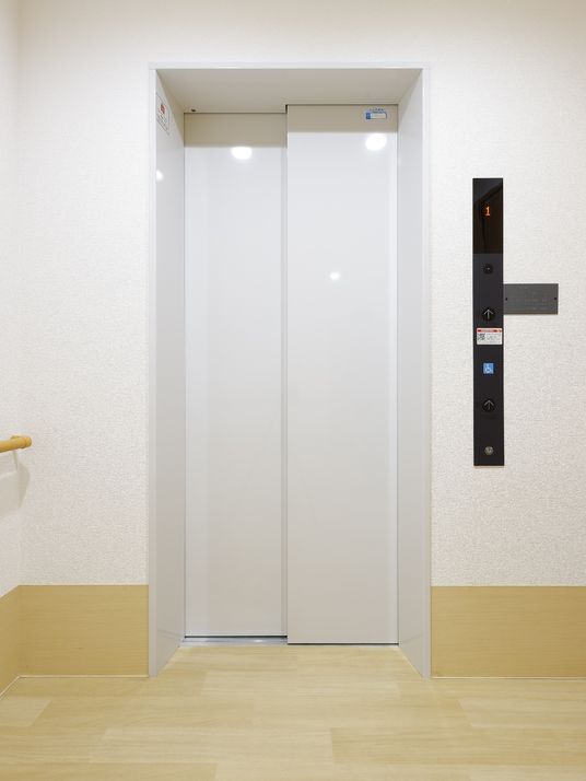 清潔なエレベーターの内観