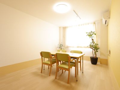 明るい居室の様子