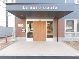 明るいエントランス外観