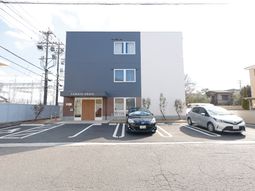 建物正面と駐車スペース