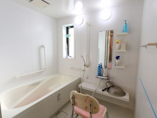 手入れされた清潔な浴室