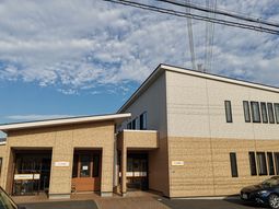 明るい日差しの外観