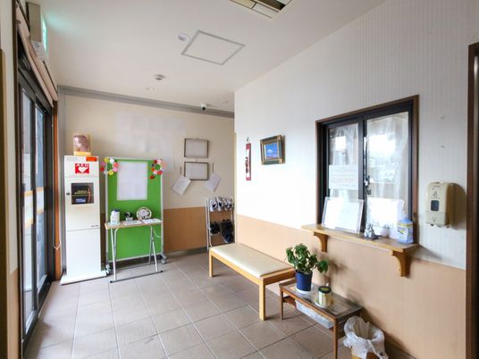 働く場所の明るいエントランス