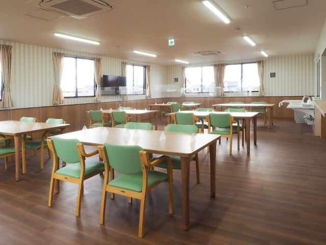 明るいダイニングルーム 食堂 広々としたダイニングルームは、木のぬくもり感じる家具が並び、共に食事を楽しむ空間です。窓からは光が差し込み、気持ちの良い時間を過ごせます。