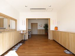 明るい廊下の風景