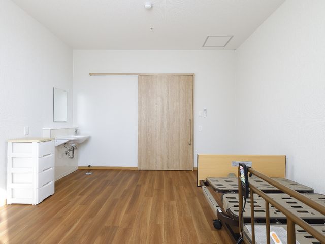 清潔な居室の内装 居室 ゆとりのある空間で、快適な環境の個室です。動線も考慮され、生活しやすい設計になっています。