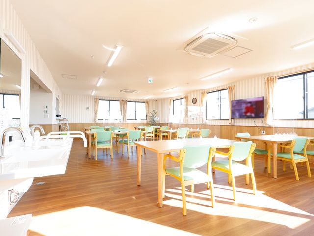 明るいダイニングルーム 食堂 日差しが差し込む温かな食堂で、利用者様同士のコミュニケーションも活発です。明るく開放的な環境で働くやりがいを感じませんか。